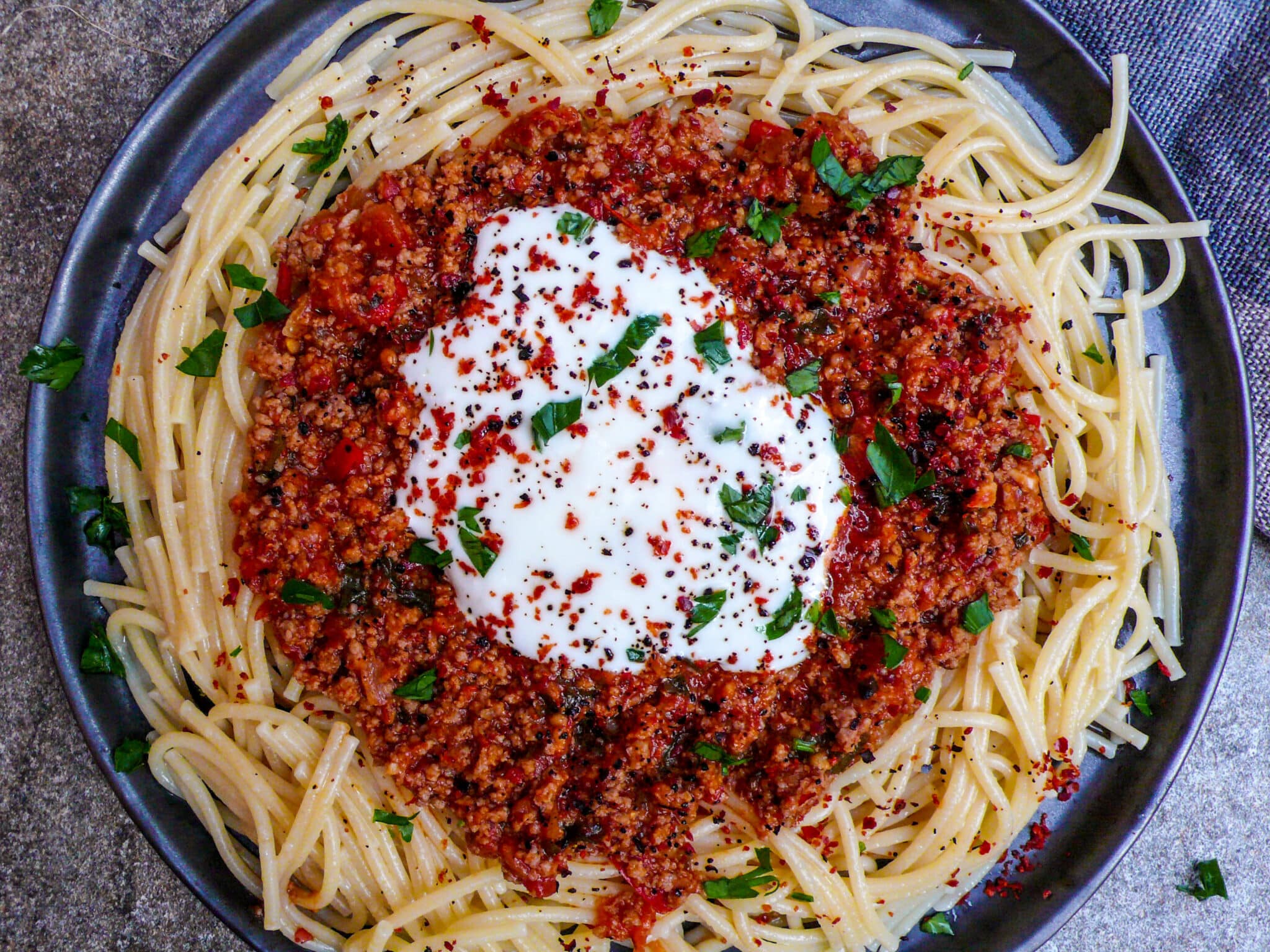 Knekt spaghetti med kjøttsaus og hvitløksyoghurt (1 of 2)
