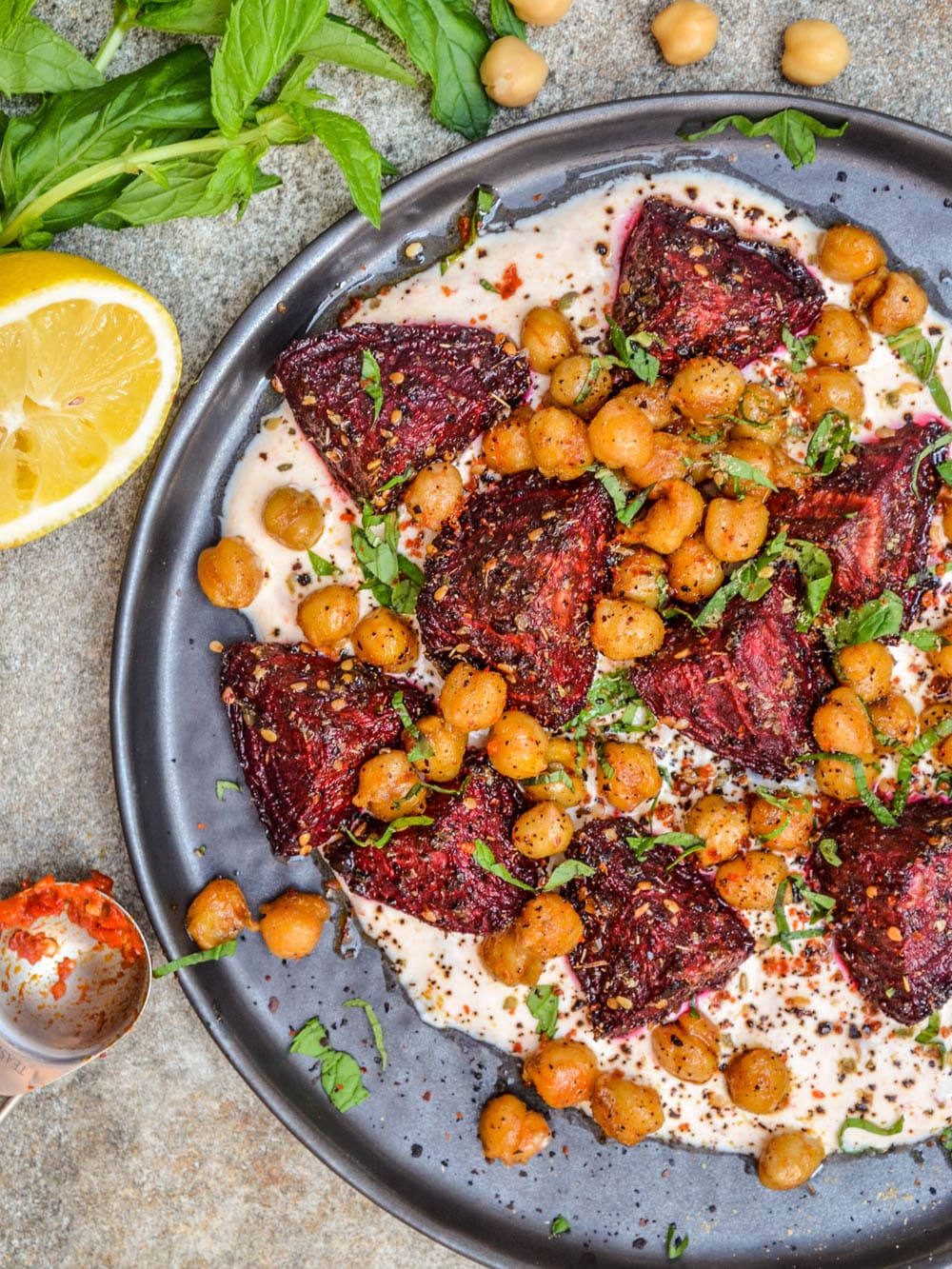 Rødbeter og kikerter med krydder og harissayoghurt / Et kjøkken i Istanbul