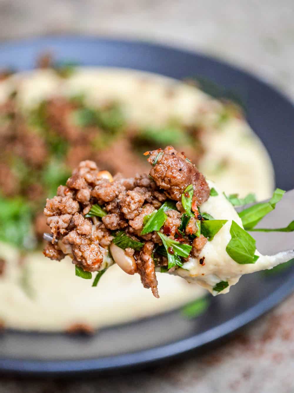 Hummus med baharatkrydret kjøttdeig - oppskrift / Et kjøkken i Istanbul