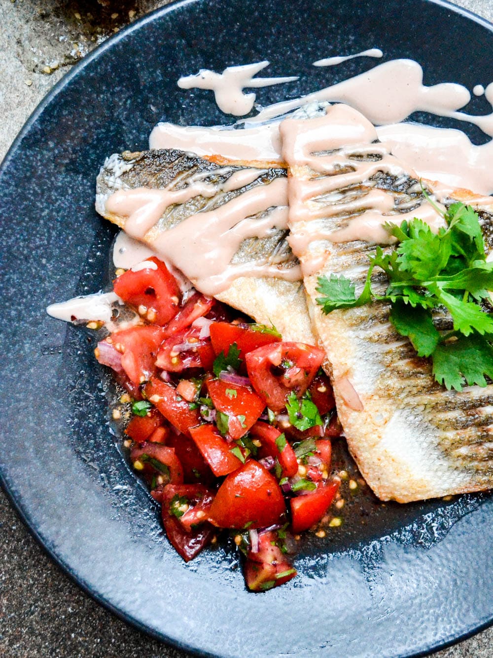 Hvit fisk med tomatsalsa og tahinisaus - oppskrift / Et kjøkken i Istanbul