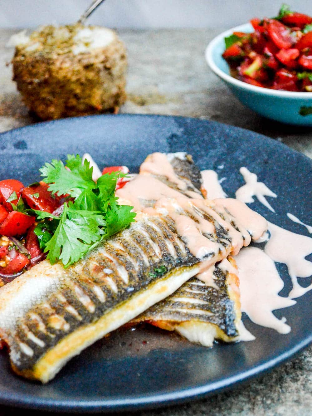 Hvit fisk med tomatsalsa og tahinisaus - oppskrift / Et kjøkken i Istanbul