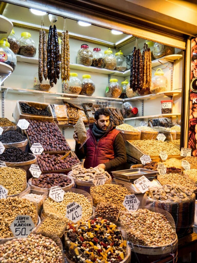 Nøtteselger ved inngangen til kryddermarkedet i Istanbul (Misir carsisi) / Et kjøkken i Istanbul