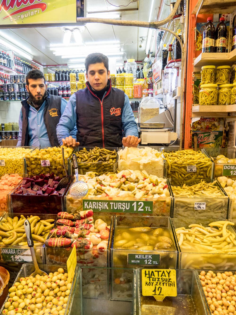 Syltede grønnsaker selges ved kryddermarkedet i Istanbul (Misir carsisi) / Et kjøkken i Istanbul