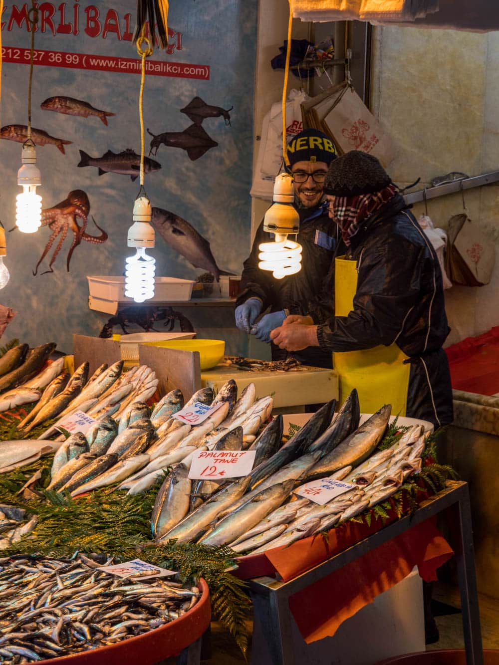 Fiskeforhandlere ved kryddermarkedet i Istanbul (Misir carsisi) / Et kjøkken i Istanbul