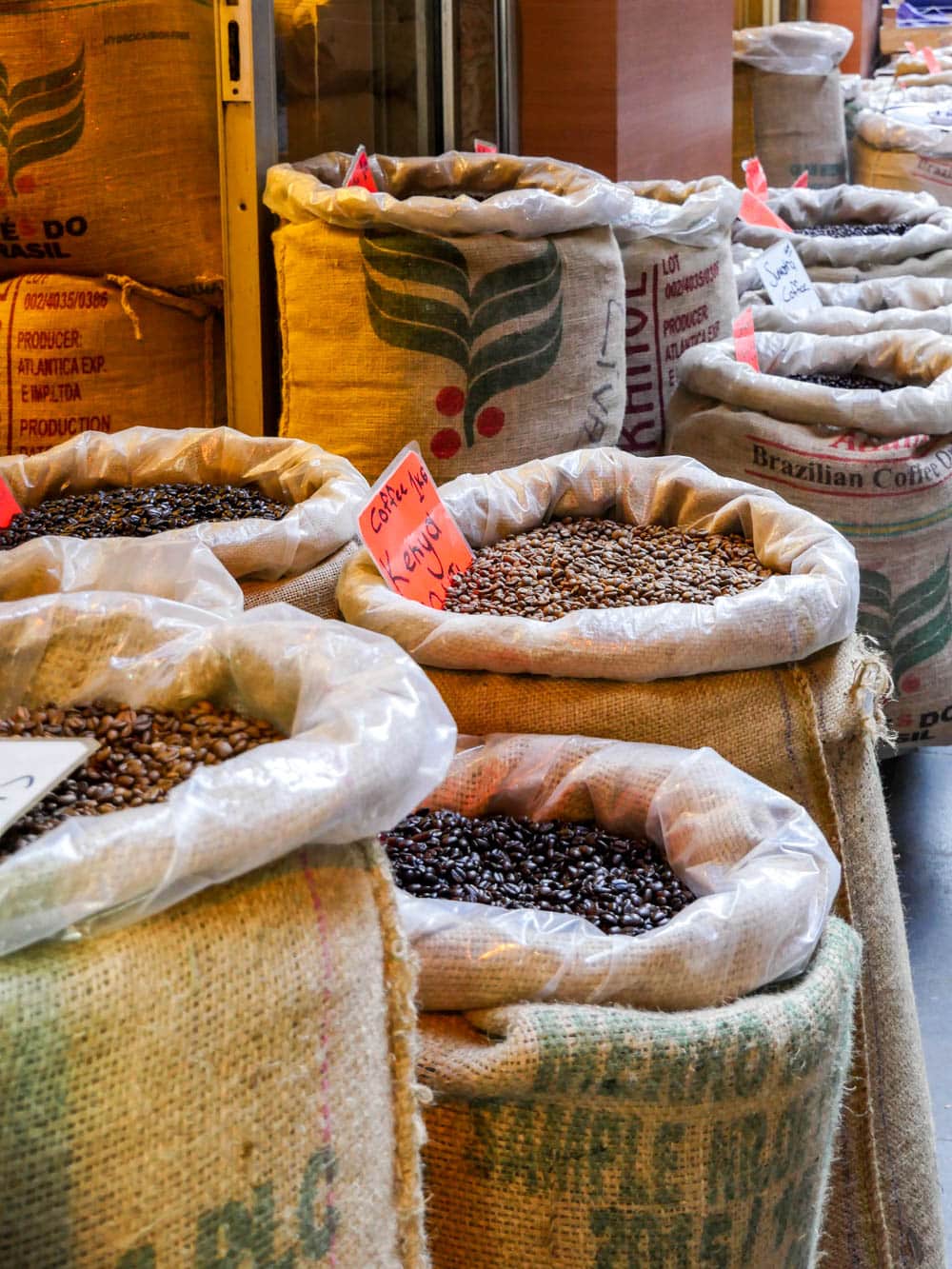 Sekker med kaffe fra kryddermarkedet i Istanbul (Misir carsisi) / Et kjøkken i Istanbul