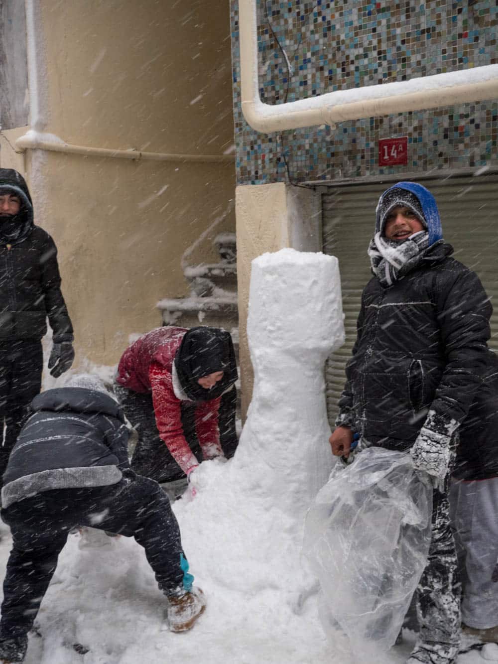 Barn lager snøfigur i gatene i Balat, Istanbul januar 2017 / Et kjøkken i Istanbul (foto: Vidar Bergum)