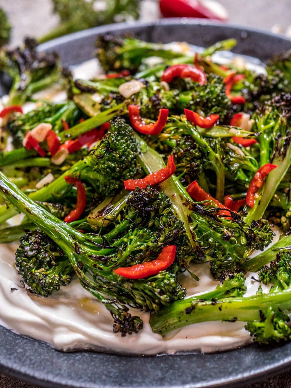 Brokkolisalat med chili, hvitløk og labneh - oppskrift / Et kjøkken i Istanbul