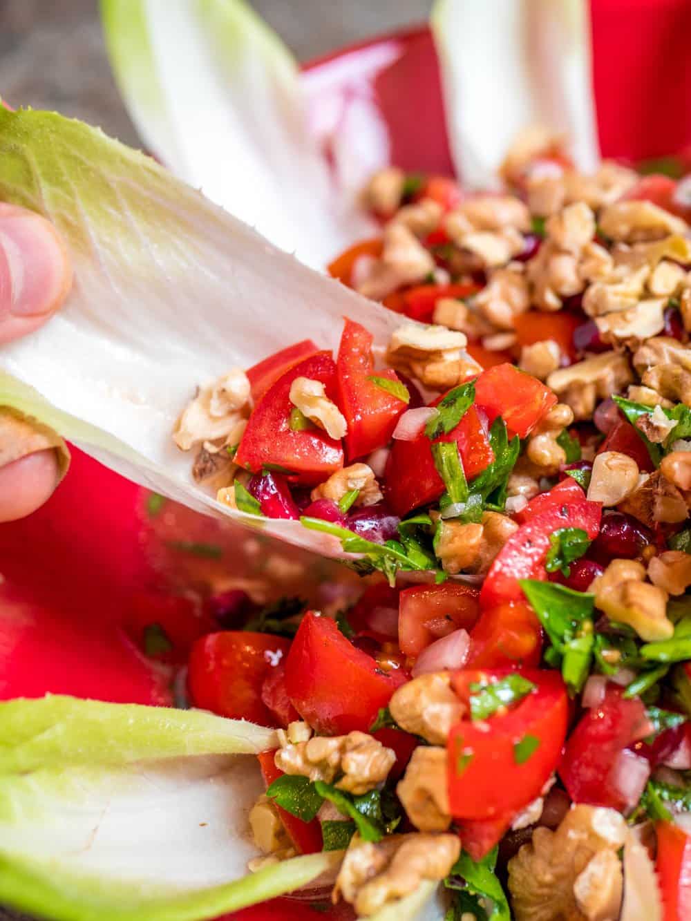 Tomat- og granateplesalat med valnøtter og endive - oppskrift / Et kjøkken i Istanbul