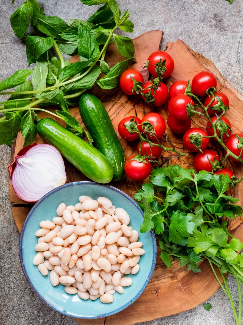 Salat med hvite bønner, tomat og avokado - oppskrift / Et kjøkken i Istanbul