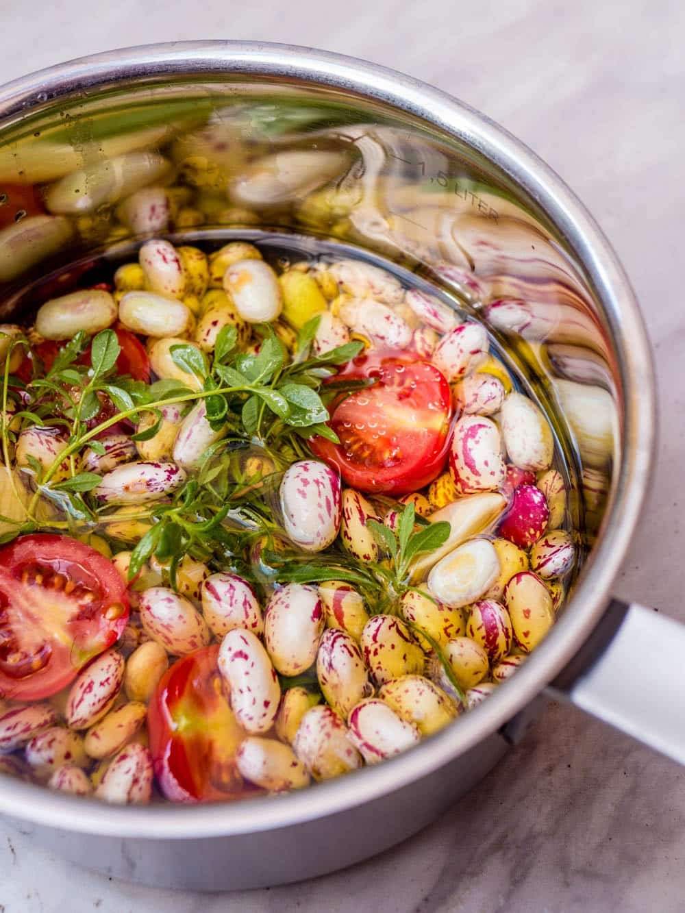 Borlottibønner med salvie, hvitløk, olivenolje og tomat