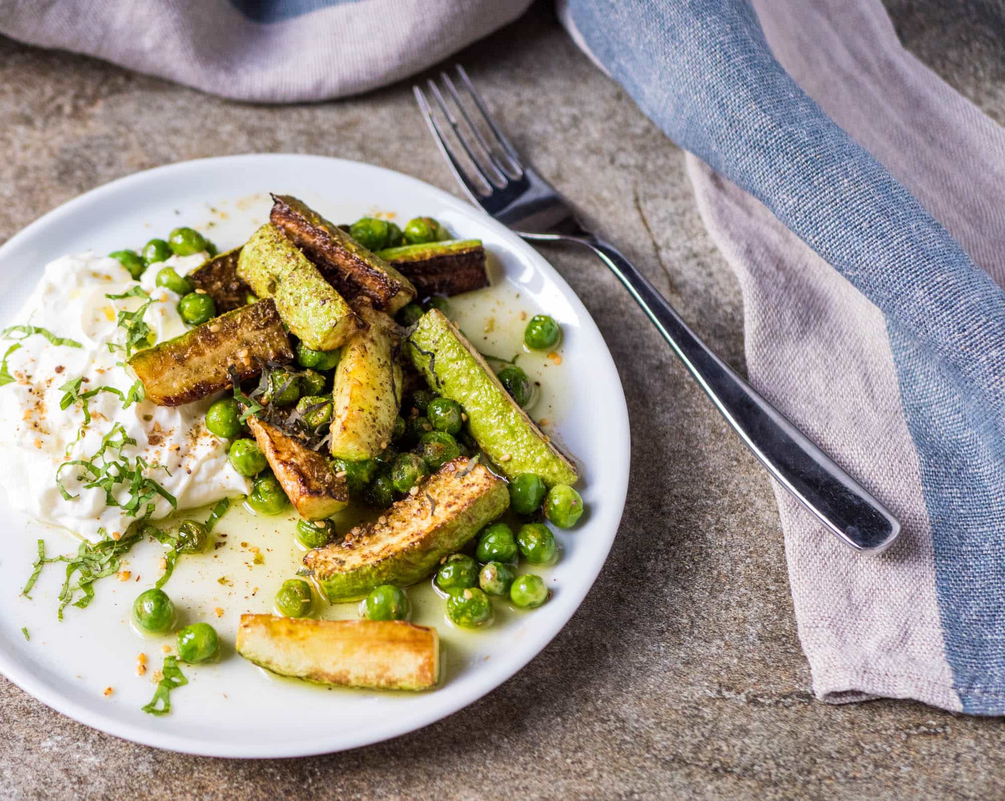 Squash, erter og labneh med za'atar - oppskrift / Et kjøkken i Istanbul