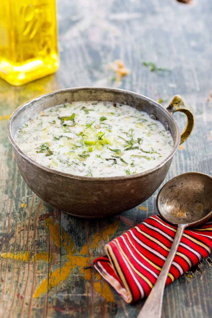 Kald yoghurt- og agurksuppe (Cacık) fra boka Hummus & granateple av Vidar Bergum