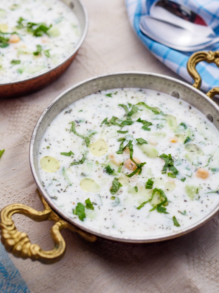 Kald yoghurtsuppe med kikerter, agurk og mynte – oppskrift fra Et kjøkken i Istanbul