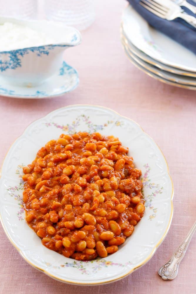 Hvite bønner i tomatsaus – kuru fasulye fra boka Hummus & granateple av Vidar Bergum