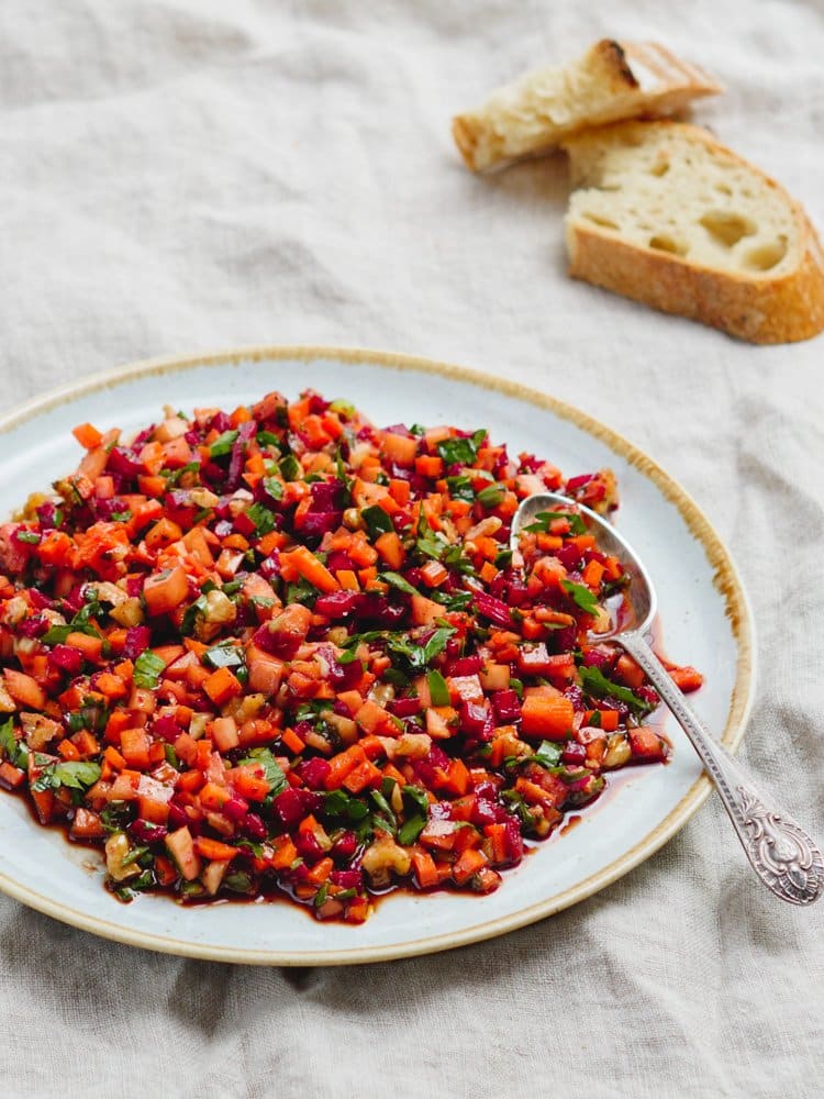 Finhakket rotfruktsalat med granateple - oppskrift fra Et kjøkken i Istanbul