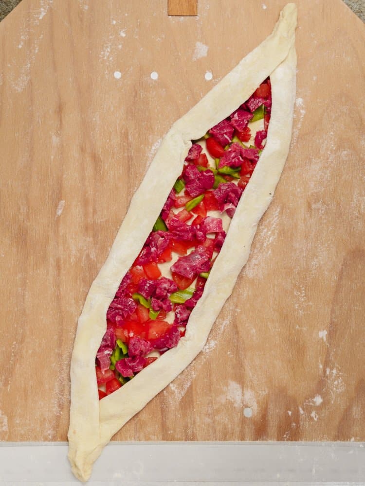 Tyrkisk «pizza»: Pide med biffstrimler, oppskrift fra Et kjøkken i Istanbul