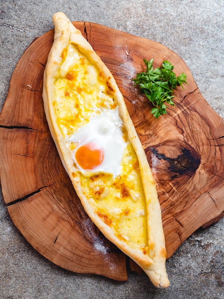 Pide med ost og egg (Tyrkisk «pizza» med ost og egg) - oppskrift fra Et kjøkken i Istanbul