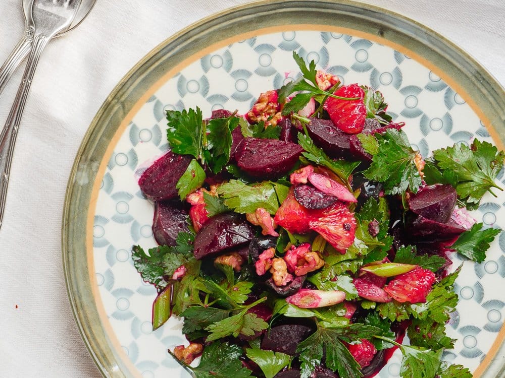 Rødbete- og sitrussalat med valnøtter og oliven - oppskrift fra Et kjøkken i Istanbul