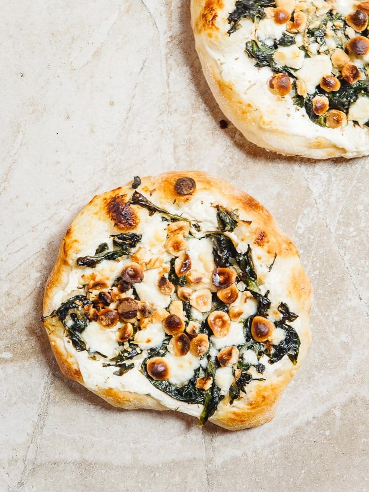 Hvit minipizza med spinat, geitost og hasselnøtter - oppskrift fra Et kjøkken i Istanbul