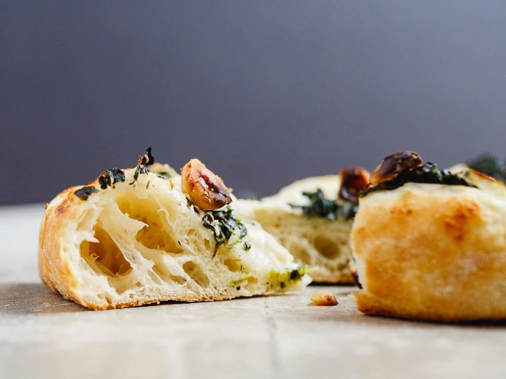 Hvit minipizza med spinat, geitost og hasselnøtter - oppskrift fra Et kjøkken i Istanbul