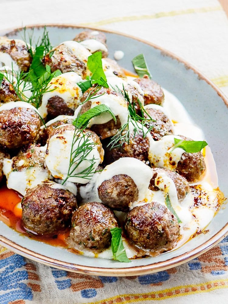 Ovnsbakte kjøttboller med varm yoghurtsaus og chilismør - oppskrift fra Et kjøkken i Istanbul