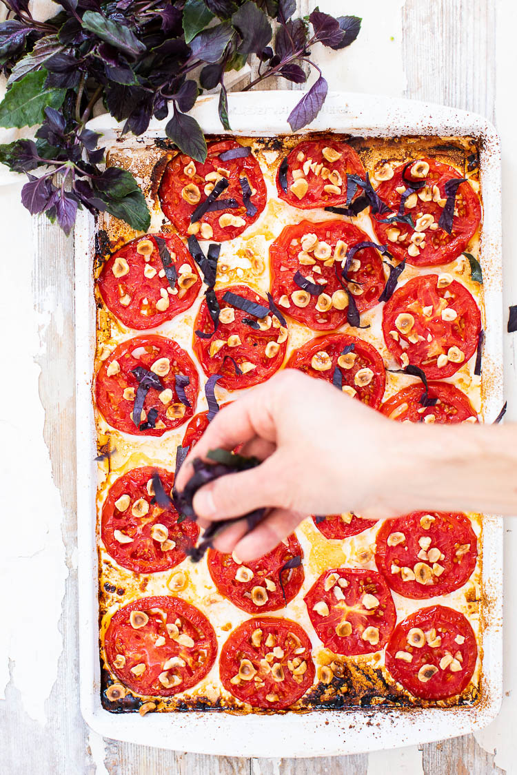 Bakte tomatskiver med hasselnøtter