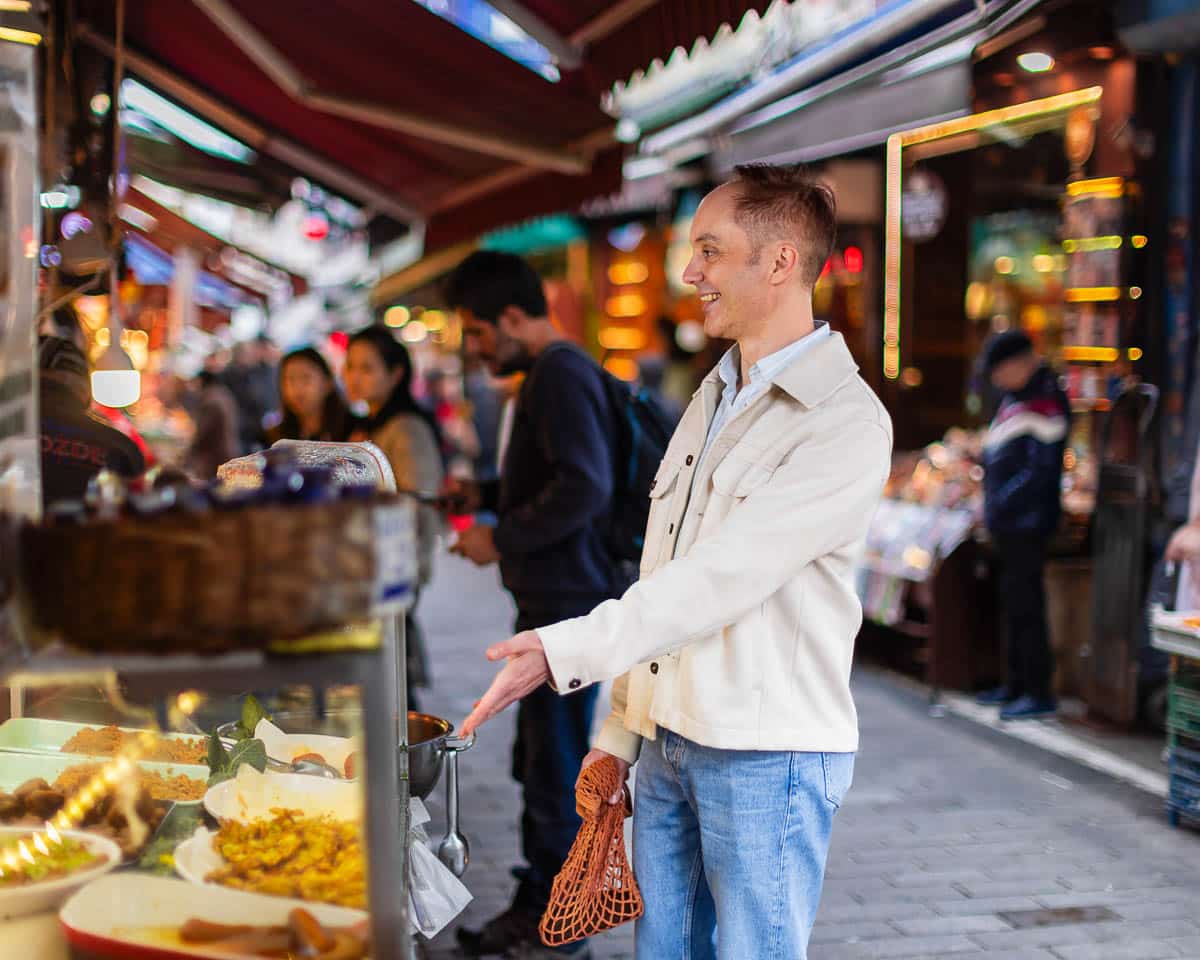 Vidar Bergum smilende på marked i Istanbul